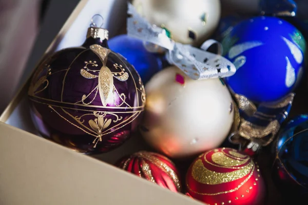 Caja Blanca Con Juguetes Navidad Visto Santa Claus Globos Diferentes — Foto de Stock