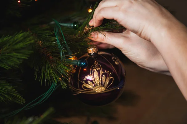 Dekorera Julgranen Kvinnor Händer Hänga Boll Leksak Med Ett Vackert — Stockfoto