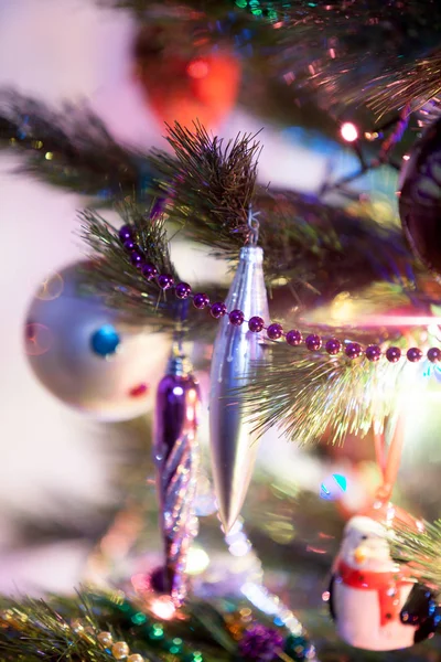 用不同的玩具装饰的圣诞树 装饰球 蝴蝶结 — 图库照片