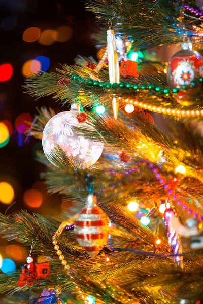 Árbol Navidad Decorado Con Diferentes Juguetes Bolas Decorativas Carámbanos Arcos — Foto de Stock