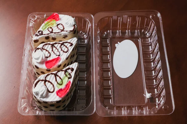 Three delicious drop-shaped cakes in a transparent bo