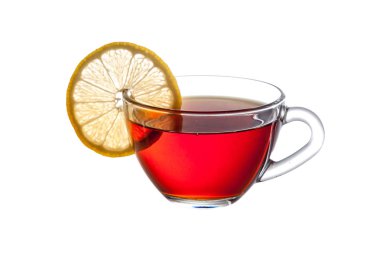 Şeffaf cam bardak çay beyaz arka plan yakın çekim. Bir limon dilimi Kupası kenarında sabit