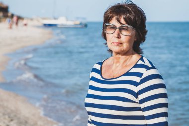 Çok yaşlı kadın güneş gözlüğü deniz kenarında tatil