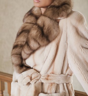 Bir kürk manto ince kız Mink ışık kürk ürünleri ve sable bir ahşap railin aittir