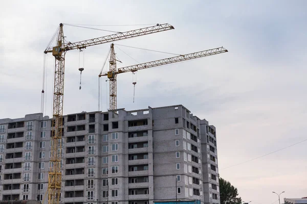 Perfectionism Construction Site Two Yellow Cranes Build Tall Multi Storey — Stock Photo, Image