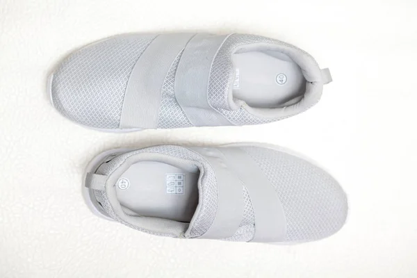 Due Nuove Sneakers Grigio Chiaro Con Top Mesh Sfondo Bianco — Foto Stock