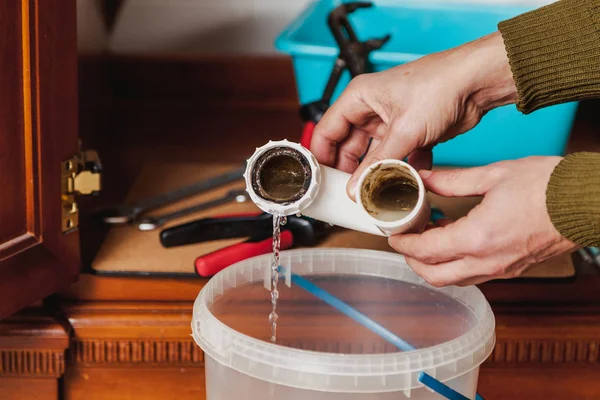 Reparación Del Vertedero Cocina Las Manos Vierten Agua Desde Fondo — Foto de Stock