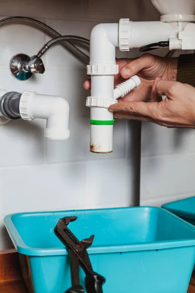 Tesisatının Elleri Mutfak Hidrolik Deklanşör Sistemini Söküyor Boru Anahtarının Yanında — Stok fotoğraf