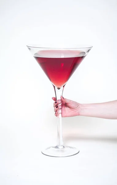 Énorme Verre Martini Main Féminine Avec Une Manucure Tenant Très — Photo