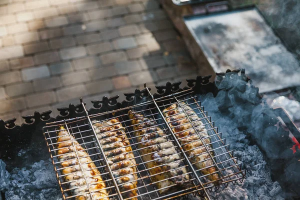 Peixe Grelhado Quatro Cavalas Com Uma Grelha Aço Preparada Sobre — Fotografia de Stock