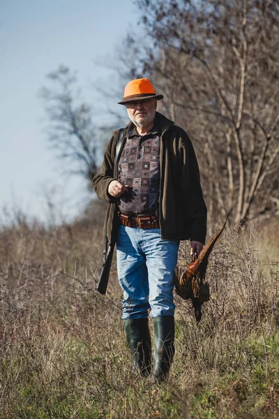 Jäger Mit Einer Trophäe Ein Älterer Erfolgreicher Jäger Mit Gewehr — Stockfoto