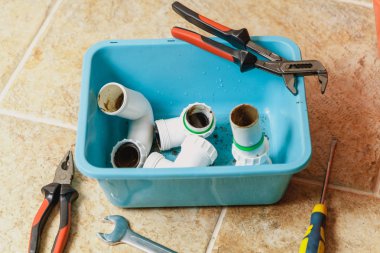 Kirlenmiş sökülüp sıhhi sifon ayrıntılarını mavi Havzası yakın çekim içinde yalan. Yukarıdan görüntüleyin. Boru wrenc