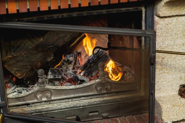 Hand Met Een Messing Poker Rechtmaakt Brandend Hout Een Moderne — Stockfoto