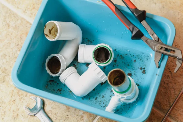 Details Des Kontaminierten Zerlegten Sanitärsiphons Liegen Großaufnahme Einem Blauen Becken — Stockfoto