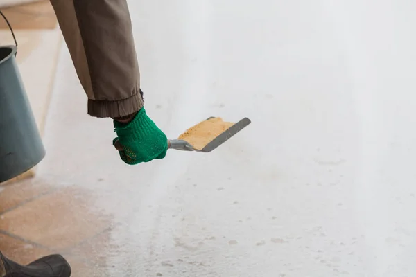 Prevención Lesiones Mano Guante Verde Rocía Arena Una Pista Invierno — Foto de Stock