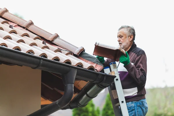 Adult Man Stands Metal Staircase Repairs Tiled Roof Cloudy Sky — Stock Photo, Image