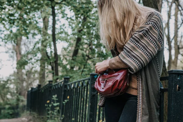 Vrouw Met Haar Haar Rechtmaakt Tas Een Stad Park Duidelijk — Stockfoto