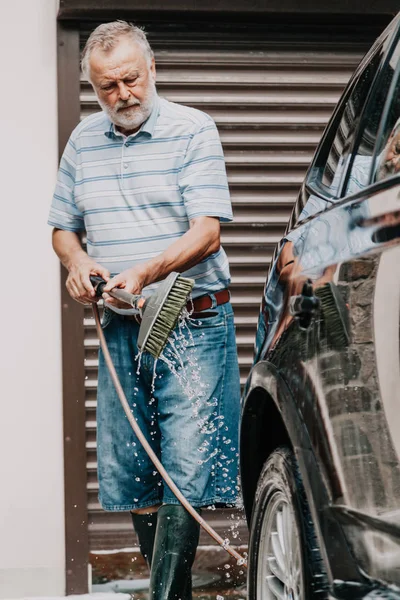 Hombre Amable Con Una Barba Gris Lava Coche Negro Con — Foto de Stock