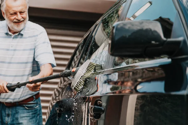 Hombre Amable Con Una Barba Gris Lava Coche Negro Con — Foto de Stock