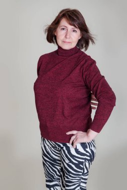 Basit açık renkli üzerinde yaşlı kadın portresi. Kadın emeklilik yaşı iyi durumda iyi bir ruh hali ve stil yaşlılıkta gösterir