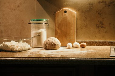 Yemek pasta. Hamur, un, yumurta ve bir cam kavanoza bir parça vardır bir granit tezgah