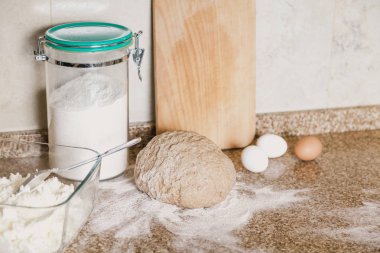 Yemek pasta. Hamur, un, yumurta ve bir cam kavanoza bir parça vardır bir granit tezgah