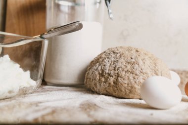 Yemek pasta. Hamur, un, yumurta ve bir cam kavanoza bir parça vardır bir granit tezgah