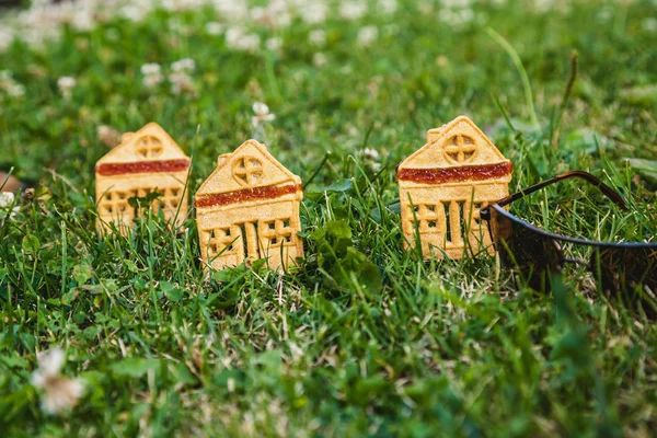 inanılmaz şirin bir evi. Küçük bir ev şeklinde üç çerezleri üzerinde yeşil çayır yakın dur. Yakınlarda karanlık glasse bulunmaktadır