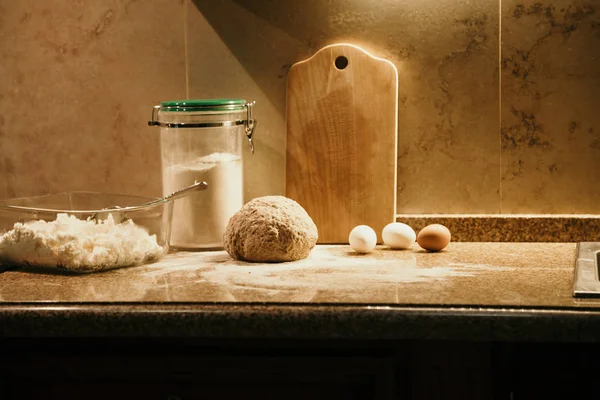Yemek pasta. Hamur, un, yumurta ve bir cam kavanoza bir parça vardır bir granit tezgah