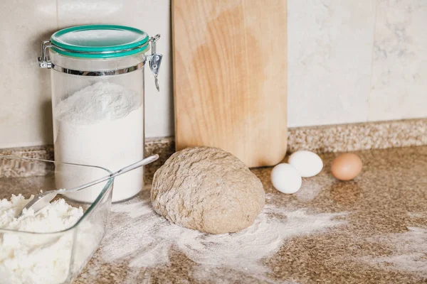 Yemek pasta. Hamur, un, yumurta ve bir cam kavanoza bir parça vardır bir granit tezgah