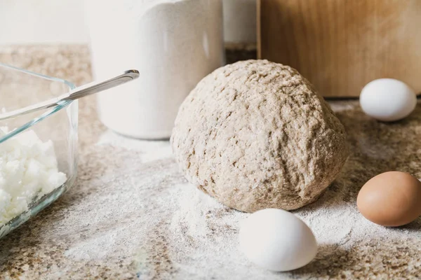 Kochen Den Kuchen Ein Stück Teig Mehl Eier Und Ein — Stockfoto