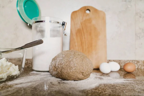 Yemek pasta. Hamur, un, yumurta ve bir cam kavanoza bir parça vardır bir granit tezgah