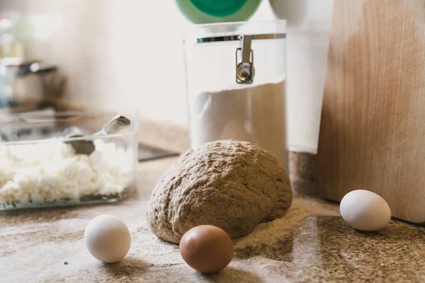 Yemek pasta. Hamur, un, yumurta ve bir cam kavanoza bir parça vardır bir granit tezgah