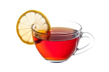 Şeffaf cam bardak çay beyaz arka plan yakın çekim. Bir limon dilimi Kupası kenarında sabit