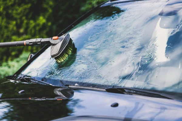 Lavando Parabrisas Coche Negro Con Cepillo Especial Mango Largo — Foto de Stock