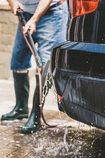 Hombre Con Botas Goma Lava Coche Negro Con Cepillo Especial — Foto de Stock