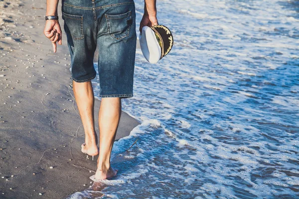 Человек Шортах Прогулка Морскому Пляжу Летний Вечер — стоковое фото