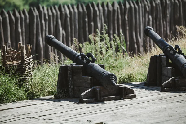 Två Antika Gjutjärn Kanoner Trä Vagn Ett Friluftsmuseum Bakgrunden Trä — Stockfoto