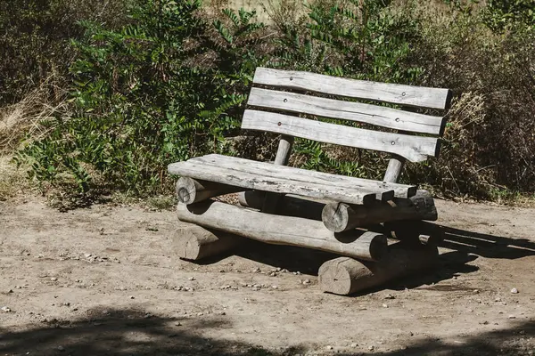 Banco Solitario Tablones Madera Encuentra Troncos Redondos Claro Vacío Verano —  Fotos de Stock