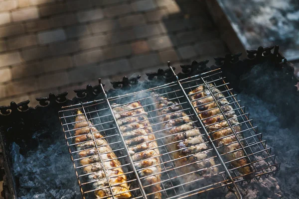 Peixe Grelhado Quatro Cavalas Com Uma Grelha Aço Preparada Sobre — Fotografia de Stock