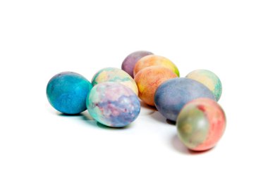 Paskalya tatiline özen göster. Farklı renklerde boyanmış birkaç tavuk yumurtası beyaz bir sırt grubunda.