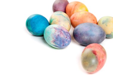 Paskalya tatiline özen göster. Farklı renklerde boyanmış birkaç tavuk yumurtası beyaz bir sırt grubunda.