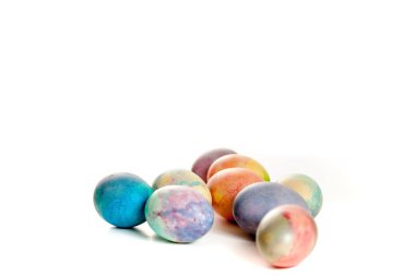 Paskalya tatiline özen göster. Farklı renklerde boyanmış birkaç tavuk yumurtası beyaz bir sırt grubunda.