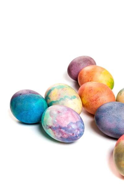 归属于复活节假期 几个原来涂成不同颜色的鸡蛋在白色的背衬上 — 图库照片