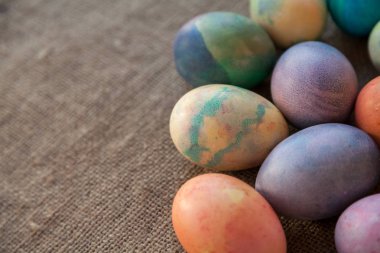 Öznitelik Paskalya tatili. Başlangıçta farklı renklerde boyanmış birkaç tavuk yumurtası üzerinde sackclot vardır