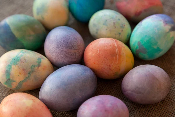Atributo Vacaciones Pascua Varios Huevos Pollo Pintados Originalmente Diferentes Colores — Foto de Stock