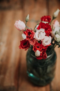 Bahar geldi. Buket kırmızı çiçek Eustoma cam ahşap Komiteler adam üzerinde