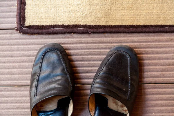 皮革拖鞋站在地毯前 — 图库照片