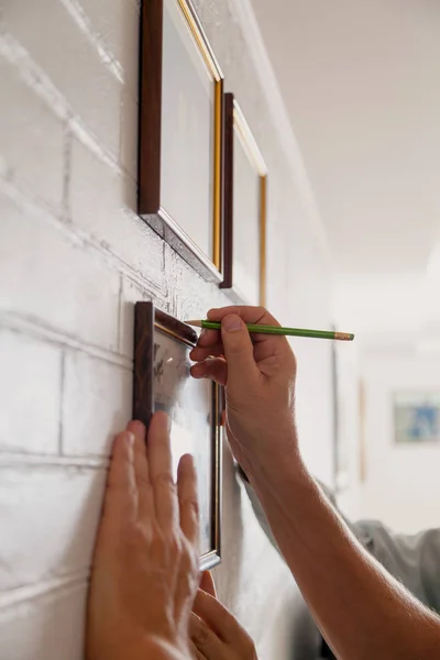 Hands set frame on wall — Stock Photo, Image