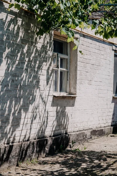 Muur van baksteen huis op zomerdag — Stockfoto